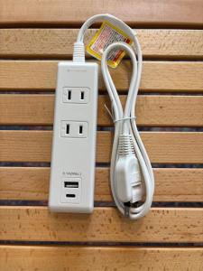 ein weißes elektrisches Gerät mit angeschlossenem Kabel in der Unterkunft いちえ堂 in Kashihara
