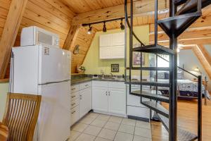 Η κουζίνα ή μικρή κουζίνα στο Pond Mountain Springs Hawk Cabin, 4 Mi to Dtwn