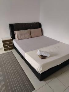Postel nebo postele na pokoji v ubytování Omak Kito Homestay Melaka