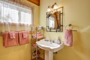 Ένα μπάνιο στο Pond Mountain Springs Hawk Cabin, 4 Mi to Dtwn +27 φωτογραφίες