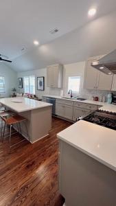 Η κουζίνα ή μικρή κουζίνα στο Modern Downtown Raleigh Jewel