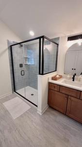 Ένα μπάνιο στο Modern Downtown Raleigh Jewel