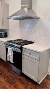 Η κουζίνα ή μικρή κουζίνα στο Modern Downtown Raleigh Jewel +12 φωτογραφίες