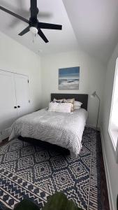 Ένα ή περισσότερα κρεβάτια σε δωμάτιο στο Modern Downtown Raleigh Jewel