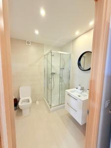 Et badeværelse på Aparthotel Rin Grand