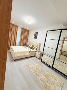 En eller flere senge i et værelse på Aparthotel Rin Grand