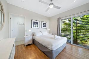 En eller flere senge i et værelse på Bombora 5 Bedroom by Discover Stradbroke