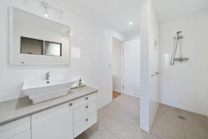 Et badeværelse på Bombora 5 Bedroom by Discover Stradbroke + 14 billeder