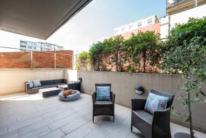 un patio sul tetto con due sedie e un divano di Fitzroy 2BR Patio Parking & Pet-Friendly a Melbourne