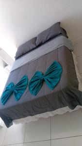 uma cama com dois arcos azuis em Smart Flat Apart em Mogi das Cruzes