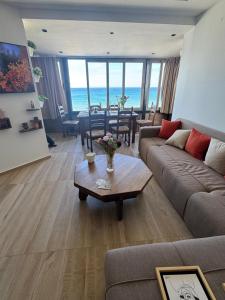 a living room with a couch and a table at Casa de Marinero in Martil