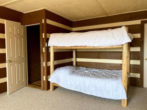 a bunk bed in a room with a bunk bedutenewayangering at Red Roof Cabin - Suite 