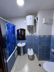 un baño con inodoro y lavabo en Appartement Jihan, en Tánger