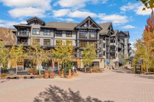 een groot gebouw met een binnenplaats ervoor bij Picturesque Mountainside Retreat In Snowmass in Snowmass Village