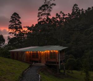Východ nebo západ slunce při pohledu z prázdninového domu nebo okolí