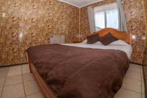 a bedroom with a large bed in a room at Habitaciones y Apartamentos el Caleuche El Tabo in El Tabo