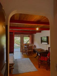a living room with a table and a dining room at Casa Vulva Caraíva l Hostel feminino com vibe de lar in Caraíva