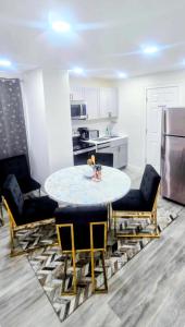 Il comprend une cuisine équipée d'une table et de chaises. dans l'établissement New & Chic 5 min walk to falls, à Niagara Falls