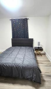- une chambre avec un lit et une couette noire dans l'établissement New & Chic 5 min walk to falls, à Niagara Falls 9 autres photos