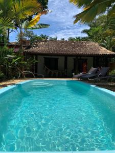 een zwembad voor een huis bij Casa Baleia in Itacaré