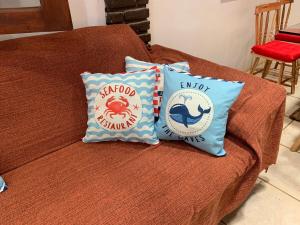 twee kussens bovenop een bed bij Casa Baleia in Itacaré +27 foto's