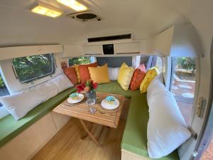 Posezení v ubytování Vintage Airstream Perth