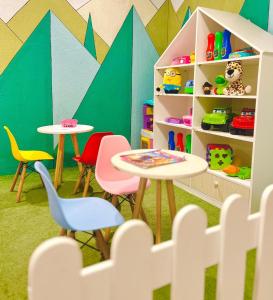 a play room with two tables and chairs at Pousada Serra Bella in Tianguá