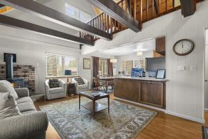 un salon avec une horloge au mur dans l'établissement Cozy Cabin home, à South Lake Tahoe