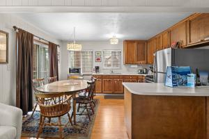 une cuisine avec une table, des chaises et un réfrigérateur dans l'établissement Cozy Cabin home, à South Lake Tahoe