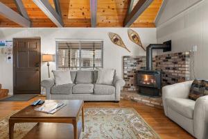 un salon avec un canapé et une cheminée dans l'établissement Cozy Cabin home, à South Lake Tahoe