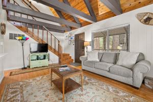 un salon avec un canapé et une télévision dans l'établissement Cozy Cabin home, à South Lake Tahoe 44 autres photos