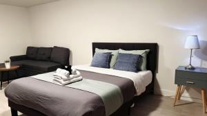 une chambre avec un grand lit et une chaise dans l'établissement Spacious Private Family Room in Homestay, à Vancouver