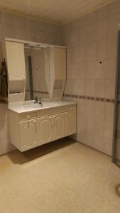 ein Badezimmer mit einem weißen Waschbecken und einem Spiegel in der Unterkunft Skap Opplevelser! in Svingvoll