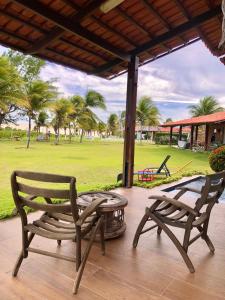 Dos sillas y una mesa en un patio con parque. en Paraíso da Barra House, en Cascavel 26 fotos más