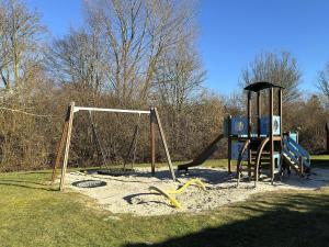 Zona de juegos para niños en Ferienwohnung am Deich in Burhave