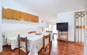 Μια τηλεόραση ή/και κέντρο ψυχαγωγίας στο 2 Bedroom Nice Apartment In Casal Velino