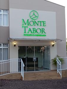 een gebouw met een uithangbord voor een mortuarium bij Pousada & Hospedaria Monte Tabor in Francisco Beltrão