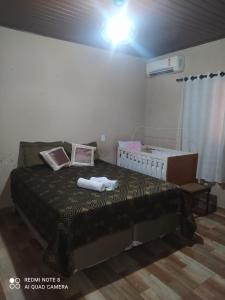 Cianorteにあるcasa aconchegante para seu descansoの部屋にベッドがある寝室