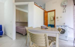 eine Küche und ein Esszimmer mit einem Tisch und einer Waschmaschine in der Unterkunft 1 Bedroom Awesome Apartment In Casal Velino in Castellammare di Velia