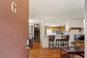 Η κουζίνα ή μικρή κουζίνα στο Heavenly Chairview Condo home