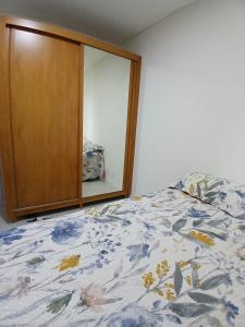 Ένα ή περισσότερα κρεβάτια σε δωμάτιο στο Temporada Navegantes - 200 Metros da Praia! +1 φωτογραφίες