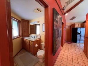 Vannituba majutusasutuses Stunning Cabin Rental with Incredible Ocean Views along the Oregon Coast