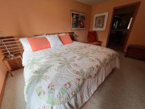 Voodi või voodid majutusasutuse Stunning Cabin Rental with Incredible Ocean Views along the Oregon Coast toas