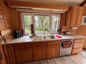 Köök või kööginurk majutusasutuses Stunning Cabin Rental with Incredible Ocean Views along the Oregon Coast