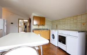 Η κουζίνα ή μικρή κουζίνα στο Awesome Apartment In Casal Velino With Wifi