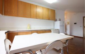 Η κουζίνα ή μικρή κουζίνα στο Awesome Apartment In Casal Velino With Wifi