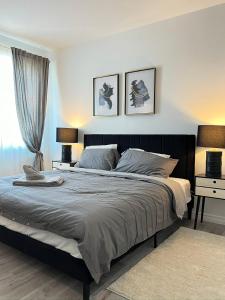 een slaapkamer met een groot bed met 2 lampen erop bij Two Adjacent 4 Bedroom Townhouse Units in the Fallsview District Walk to the Falls in Niagara Falls
