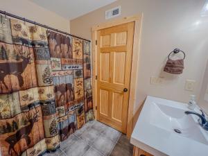 Koupelna v ubytování The Lodge at Hocking Hills - 2 Hot Tubs - 6 acres - Lake access + 52 fotografií