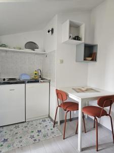 Kuchyň nebo kuchyňský kout v ubytování Studio Trpanj 257c