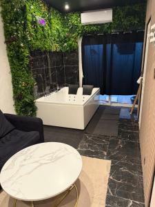 Et opholdsområde på Dream Love Private Jacuzzi & Glamorous Atmosphere